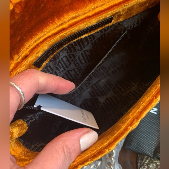 Authentic KURT GEIGER LONDON Velvet magnetic closure convertible Crosb/Shoulder - Picture 9 of 15